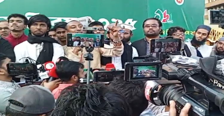 হাদীর উপর হামলার প্রতিবাদে বিক্ষোভ সমাবেশে বক্তব্য রাখছেন জুলাই ঐক্যের নেতৃবৃন্দ