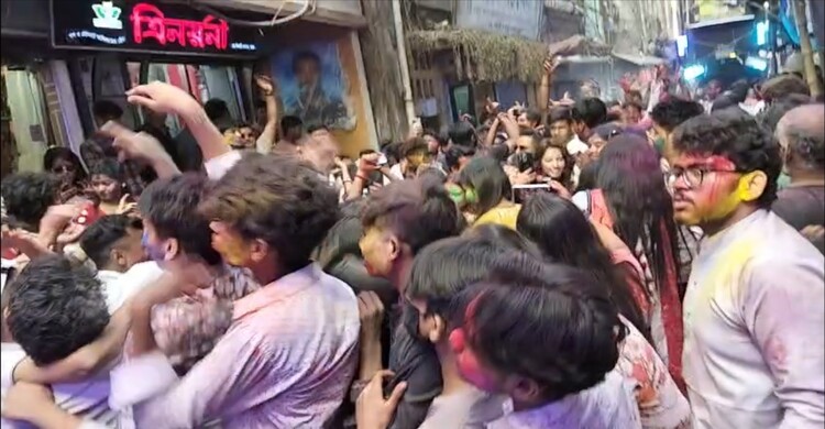 পুরান ঢাকার শাঁখারী বাজারে বর্ণিল