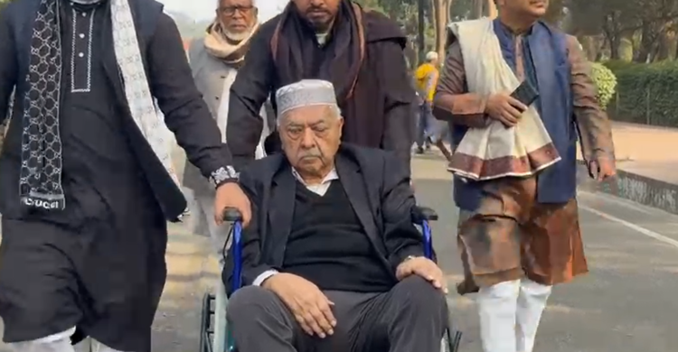 হুইল চেয়ারে করে খালেদা জিয়ার জানাজায় ডঃ কামাল হোসেনের অংশগ্রহণ