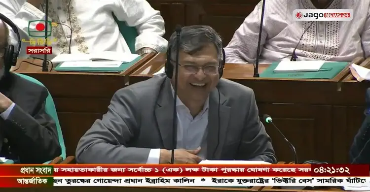 হাসনাতের কথায় হাসলেন স্বরাষ্ট্রমন্ত্রী!