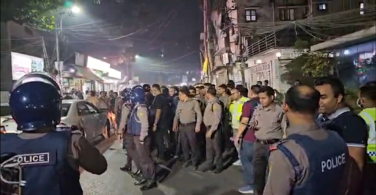 ডগ স্কোয়াড নিয়ে মোহাম্মদপুরের জেনেভা ক্যাম্পে পুলিশের সাঁড়াশি অভিযান