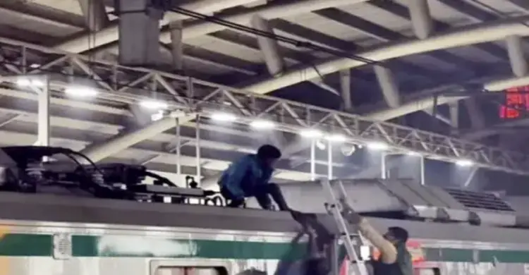 মেট্রোরেলের ছাদে ওঠা  বিপজ্জনক কেন