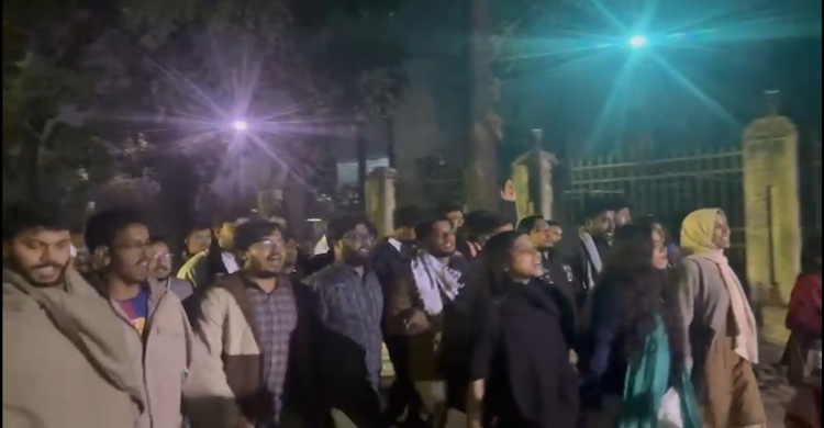 ওসমান হাদির মৃত্যুর ঘটনায় স্লোগানে স্লোগানে জড়ো হচ্ছে ঢাবি শিক্ষার্থীরা