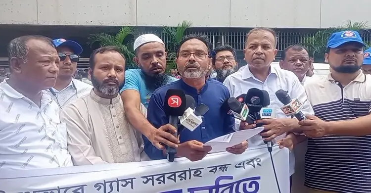 নিরবিচ্ছিন্ন গ্যাসের দাবিতে পেট্রোবাংলায় সিএনজি চালকরা