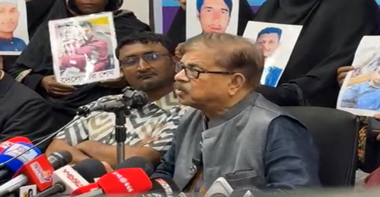 কথা বলছেন নাগরিক ঐক্যের সভাপতি মাহমুদুর রহমান মান্না