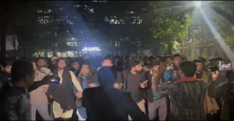 হাদির মৃত্যুতে উত্তাল ঢাবি