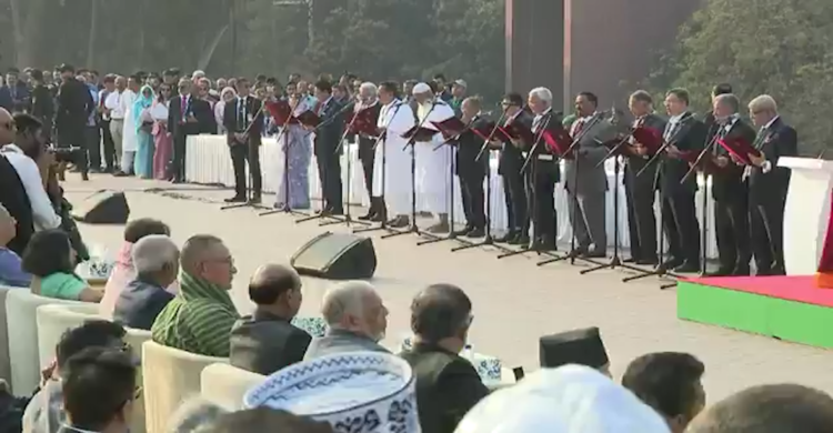 শপথ গ্রহণ করছেন মন্ত্রী সভার সদস্যরা