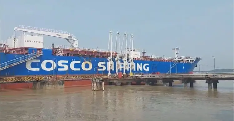 ২৭ হাজার ৩’শ টন ডিজেল নিয়ে পদ্মা অয়েলের জেটিতে জাহাজ