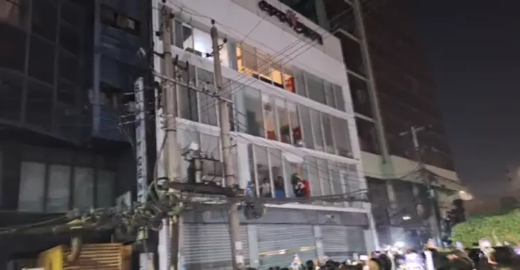 প্রথম আলোর কার্যালয় ঘিরে বিক্ষোভ, ভাঙচুর