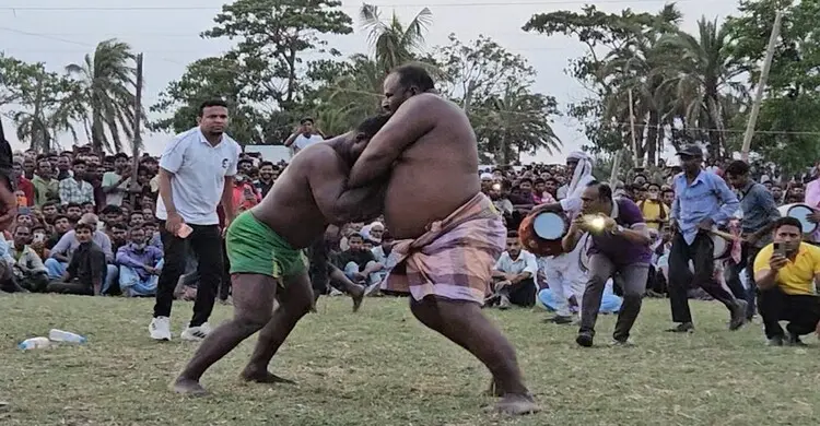 ফ্রিজ, টিভির জন্য বলী খেলায় লিপ্ত দুই পালোয়ান