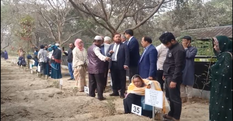 নিজের সন্তানের কবরের সামনে বসে কান্নায় ভেঙ্গে পড়লেন এক মা