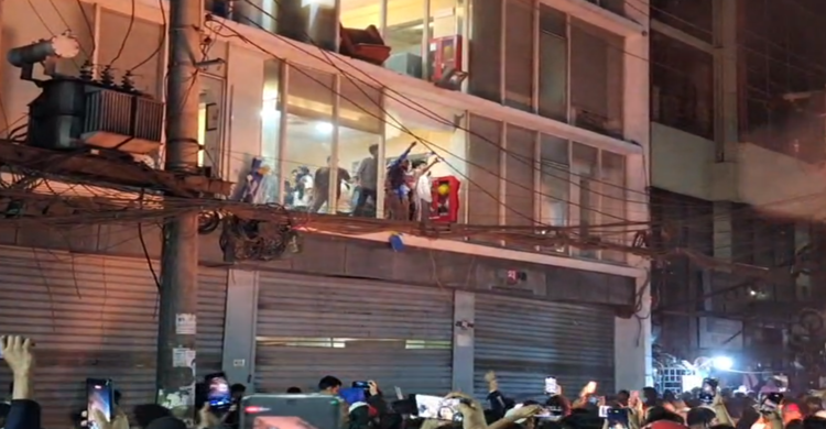 প্রথম আলোর কার্যালয় ঘিরে বিক্ষোভ, ভাঙচুর ও অগ্নিসংযোগ