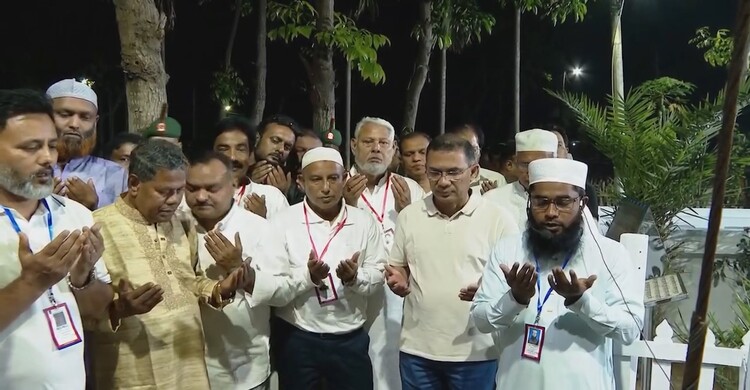 নানা-নানী ও খালার কবর জিয়ারত করেন প্রধানমন্ত্রী তারেক রহমান