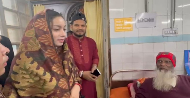 নির্বাচনী প্রচারণায় ঢাকা মেডিকেল কলেজের চিকিৎসকদের সঙ্গে মেঘনা আলমের আলোচনা