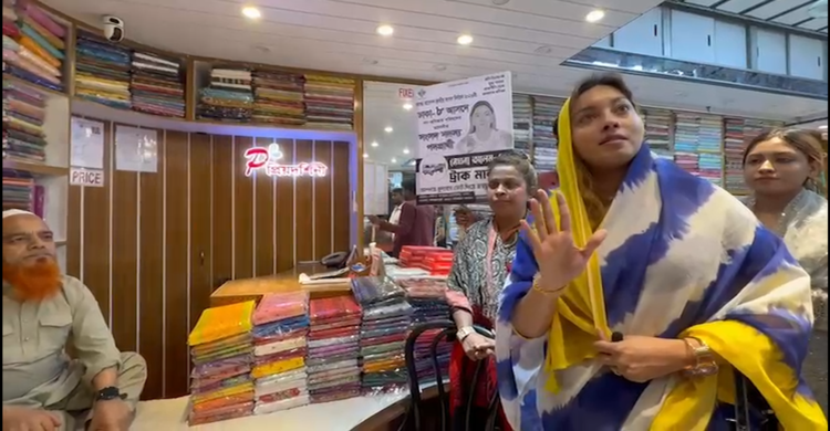 দোকানে দোকানে গিয়ে নির্বাচনী প্রচারনা চালাচ্ছেন মেঘনা আলম