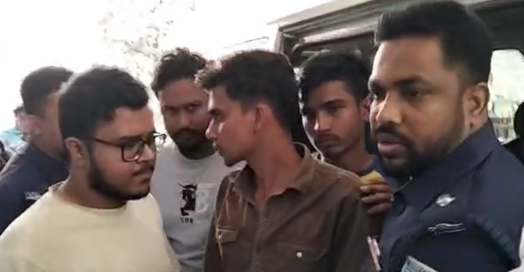 শিক্ষার্থীকে সংঘবদ্ধ ধর্ষণে অভিযুক্তদের সামনে ব্যানার তুলে বিক্ষোভ প্রদর্শন