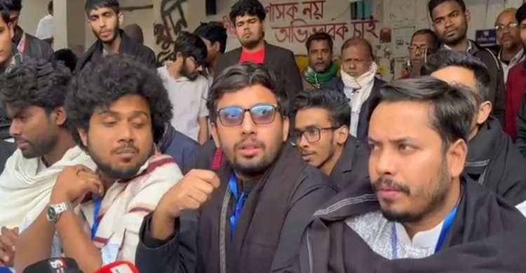 নির্বাচনকে কেন্দ্র করে ‘মেধা বৃত্তি’র নামে ছাত্রদল টাকা বিলিয়েছে