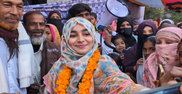 নির্বাচন প্রচারণায় নারীদের সাথে সেলফি তুলার হিড়িক হান্নান মাসউদের স্ত্রীর