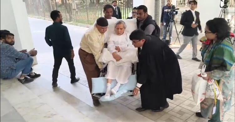 স্ত্রীকে দেখতে ট্রাইব্যুনালে সাবেক মন্ত্রী দিপু মনির অসুস্থ স্বামী