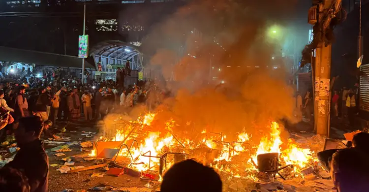 ডেলি স্টার ভবনে আটকা পড়েছে কয়েকজন