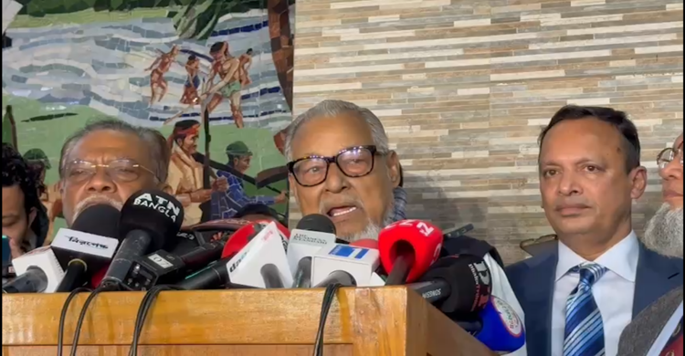 উদ্দেশ্যমূলকভাবে পোস্টাল ব্যালটে ধানের শীষের প্রতীক মাঝখানে দেওয়া হয়েছে