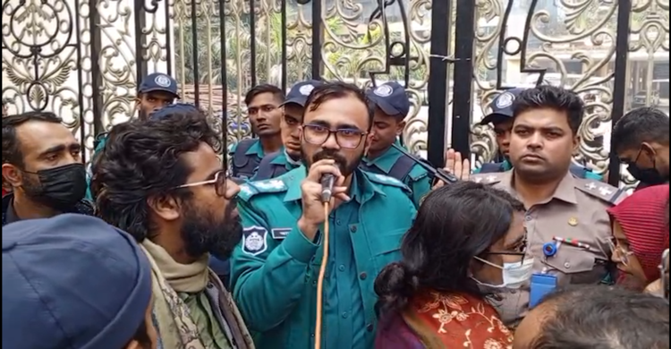 অবরুদ্ধ প্রাথমিক শিক্ষা অধিদপ্তর, আন্দোলনকারীদের সঙ্গে হট্টগোল