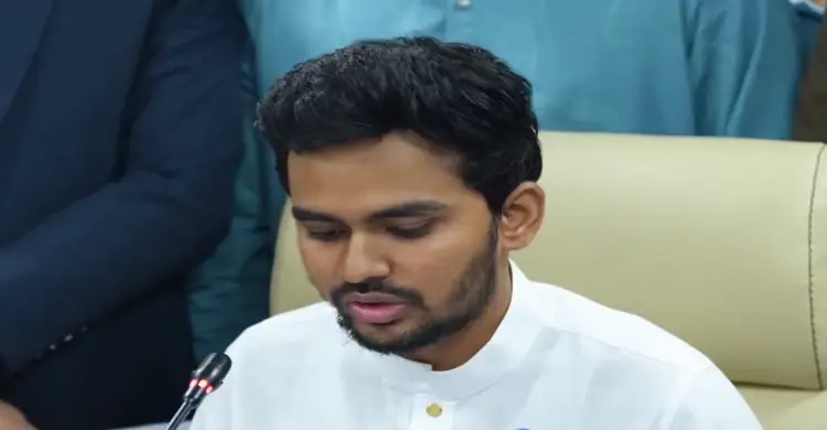 সচিবালয়ে ব্রিফ করছেন স্থানীয় সরকার উপদেষ্টা আসিফ মাহমুদ সজীব ভূঁইয়া