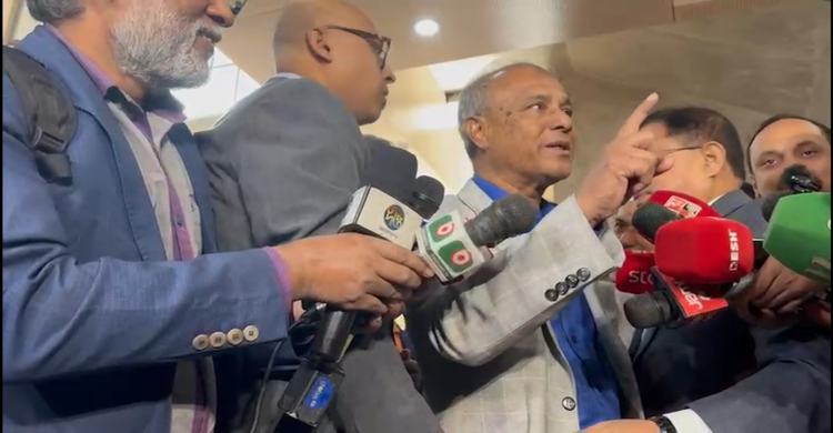 আওয়ামী লীগের কর্মসূচি নিয়ে প্রশ্ন করায় আলু নিয়ে উত্তর দিলেন স্বরাষ্ট্র উপদেষ্টা