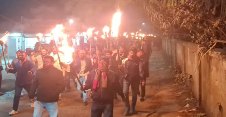 বাউফলে বিএনপির মনোনয়ন বাতিল দাবিতে একাংশের মশাল মিছিল