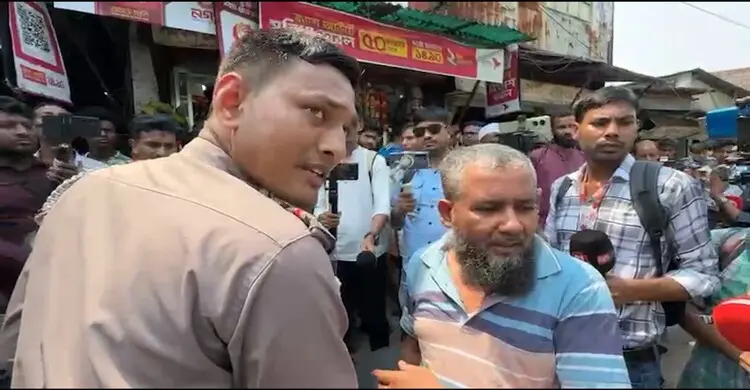 নম্বরপ্লেটহীন বাইক পার্কিং নিয়ে পুলিশের সঙ্গে তর্কে জড়ালেন চালক