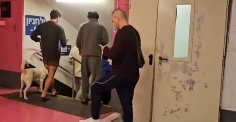 ইরানের পাল্টা হামলার ভয়ে শেল্টারে লুকাচ্ছে ইসরায়েলিরা