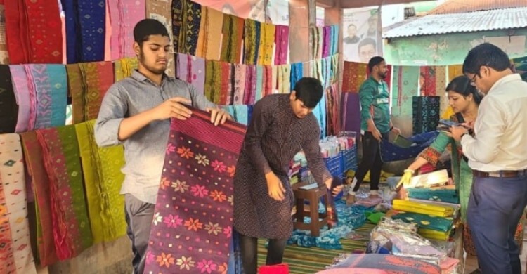 মাঝরাতে জমে ওঠে ২০০ বছরের ঐতিহ্যবাহী বেনারসির হাট