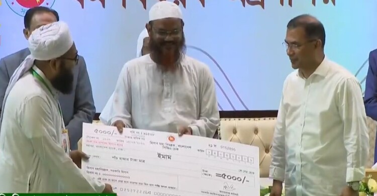 ইমাম-মুয়াজ্জিনদের সম্মানী প্রদানের  অনুষ্ঠানের মঞ্চে  প্রধানমন্ত্রী ও ফয়জুল করিম
