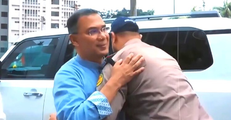 রাস্তায় পুলিশ সদস্যকে বুকে জড়িয়ে প্রধানমন্ত্রীর ঈদ আলিঙ্গন