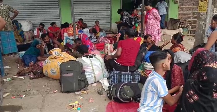 বাংলাদেশে ঢুকতে হঠাৎ ভারত সীমান্তে মানুষের ভিড়