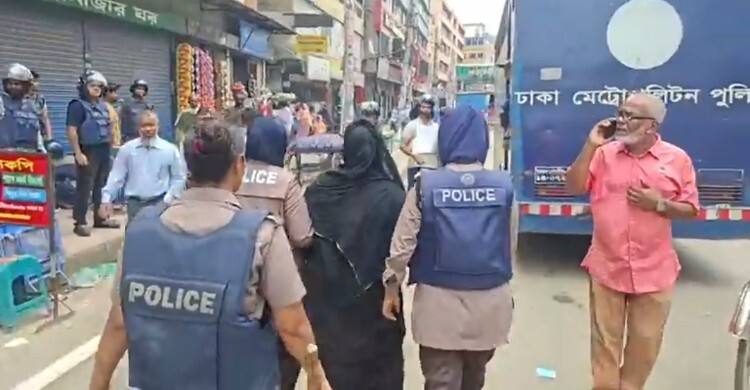 আন্দোলনরত পোশাকশ্রমিকদের সঙ্গে পুলিশের পাল্টাপাল্টি ধাওয়া