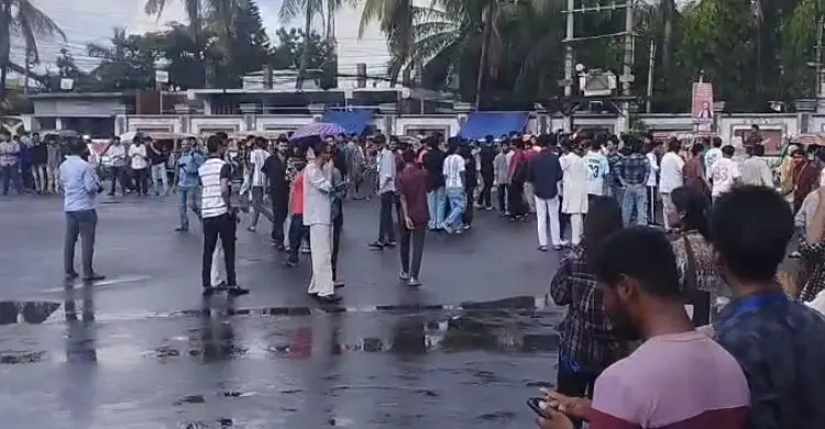 পরীক্ষার্থীদের ‘ফার্মের মুরগি’ বলায় খুলনায় বিক্ষোভ