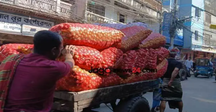 খাতুনগঞ্জে আমদানির ঘোষণায় একদিনে পেঁয়াজের দাম কমলো কেজিতে ৪০ টাকা