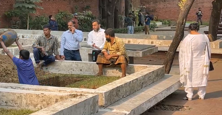 শহীদ হাদির শেষ বিদায়; ভাইয়ের সঙ্গে কেঁদে উঠলেন সবাই