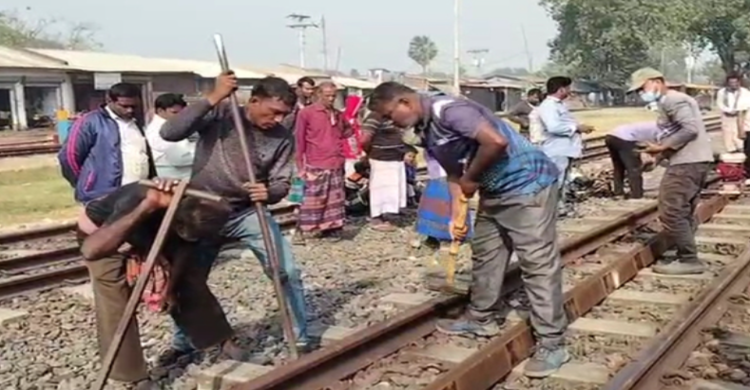 নাটোরে রেল লাইনে ফাটল