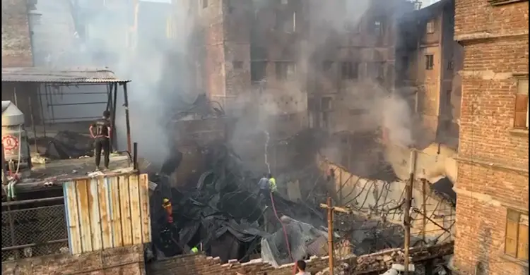 পুরোনো ঢাকার আগুন নিয়ন্ত্রণে, তবে নির্বাপণের কাজ এখনো চলছে: ফায়ার সার্ভিস