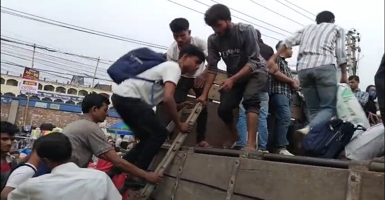 ঈদে ঘরে ফেরা: মই দিয়ে ট্রাকে উঠছে মানুষ