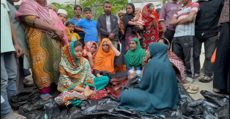 পুরান ঢাকায় ভয়াবহ অগ্নিকাণ্ডে সর্বস্ব হারিয়ে নিঃস্ব পরিবার