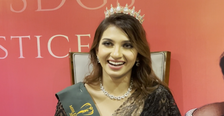 ৩’শ টাকার জুতা পড়ে আমি র্যাম্পে হাটছি