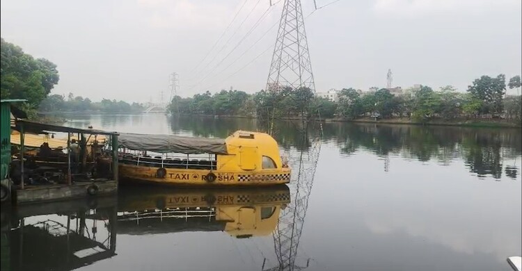ঈদের ছুটিতে ফাঁকা হাতিরঝিল, যাত্রী সংকটে নোঙরে ওয়াটার বোট