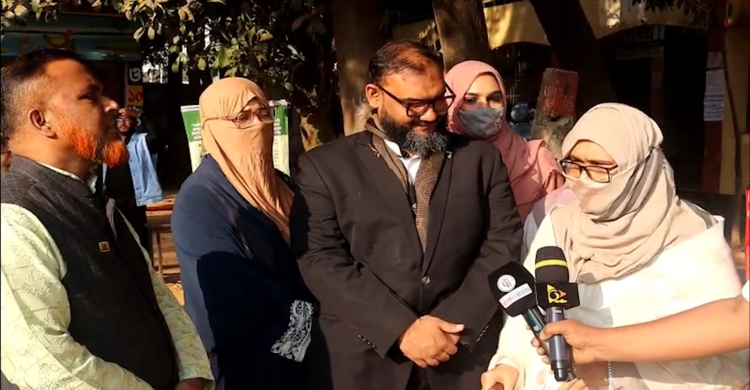 তার মা ও স্ত্রীকে সাথে নিয়ে ভোট দিলেন ব্যারিস্টার আরমান