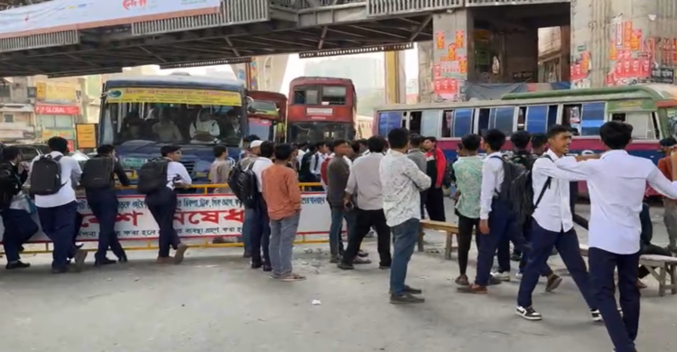 সাকিবুল হাসান রানার হত্যাকারীদের দ্রুত বিচারের দাবিতে ফার্মগেট ব্লকেড করেছেন শিক্ষার্থীরা
