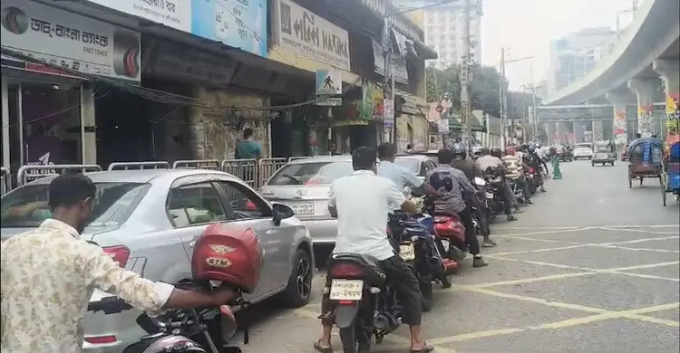 সরকার বলছে মজুদ পর্যাপ্ত, তবুও রাজধানীজুড়ে ফিলিং স্টেশনে ভিড়