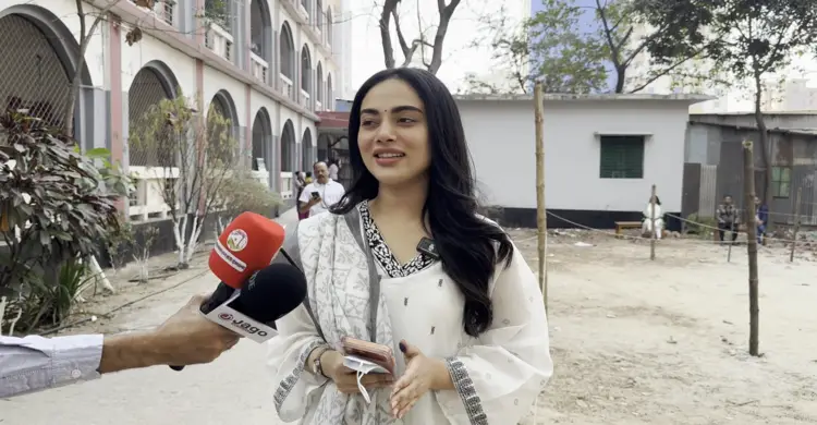 সাংবাদিকের প্রশ্নে হাসলেন তমা মির্জা