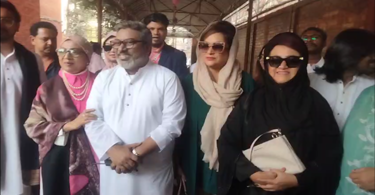 ভোটকেন্দ্রে যা বললেন অভিনেত্রী ৩ বোন